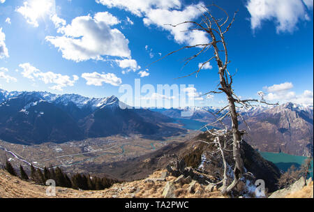 Panoramablick auf den Monte Legnone und Comer See von Monte Brusada, Rhätischen Alpen, Sondrio Provinz, untere Veltlin, Lombardei, Italien Stockfoto