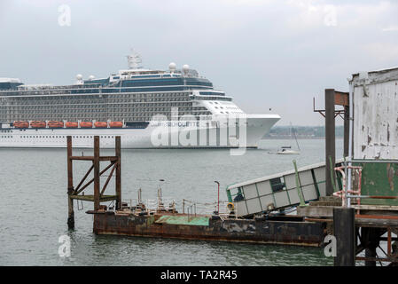 Southampton, England, UK. Mai 2019. Unterwegs auf Southampton Wasser das Kreuzfahrtschiff Celebrity Silhouette, Hythe Pier Head Stockfoto