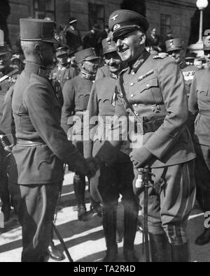 Der Deutsche Generalleutnant Heinrich Doehla begrüßt die Österreichische Offiziere. Als Teil der Annexion Österreichs an das Deutsche Reich, die Tiroler Jaeger-Regiment ist vereidigte in Innsbruck. In der Mitte, Oberst Egelseer. Stockfoto