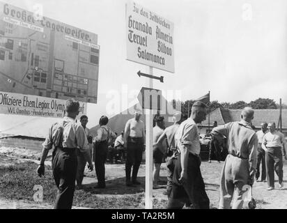 Foto von zwei Soldaten der Legion Condor im Lager der Legion in Doeberitz in der Nähe von Berlin am 5. Juni 1939, einen Tag vor der grossen Parade anlässlich der Rückkehr der Truppen aus Spanien. An der Vorderseite gibt es ein Wegweiser ist. Die Zelte der Soldaten der Legion Condor sind nach dem Schlachten des Spanischen Bürgerkriegs benannt. Im Hintergrund die site map mit Zelten und Baracke Camps. Die Offiziere wurden im Olympischen Dorf in Elstal untergebracht. Stockfoto