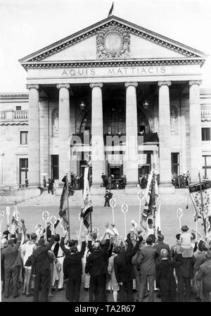 Der Reichspräsident wurde mit Beifall begrüßt und wehenden Fahnen, an der Zeremonie anlässlich der Evakuierung der Rheinland gehalten, nachdem die Alliierten die letzten Besatzungszonen gelöscht hatte. Hier, bei seiner Ankunft im Kulturhaus Wiesbaden. Die von Säulen getragenen Eingang Portal ist mit dem lateinischen Worte "Aquis Mattiacis" eingerichtet. Stockfoto