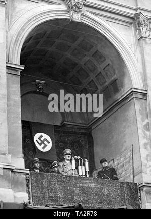 Adolf Hitler spricht zu Memel Deutsche vom Balkon der Stadt Theater während einer Kundgebung auf dem Marktplatz nach der Annexion der Memel. Links, Wilhelm Frick, im rechten Ernst Neumann. Stockfoto