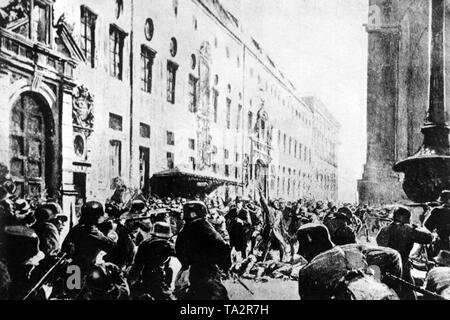 Die Bayerische Polizei (Vordergrund) öffnet sich das Feuer auf die Putschisten. Im Zentrum stand Adolf Hitler mit ausgestrecktem Arm und rechts von ihm, General Erich Ludendorff. Die Gebäude im Hintergrund sind die Residenz (links) und der Feldherrenhalle (rechts) in München. Stockfoto