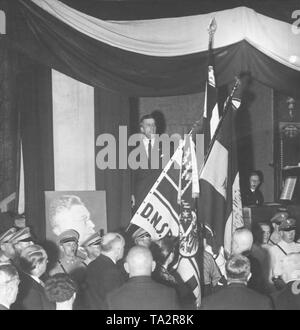 Unter der Führung von Kapitän Hans Brosius, Mitglieder der DNVP (Deutsche Nationale Volkspartei) feiert die Weihe der Fahne der Scherl-Verlag in der Gutenberg Festsaal (Festsaal) in die Alte Jakobstrasse. Auf der linken Seite befindet sich ein Porträt von Alfred Hugenberg. Stockfoto