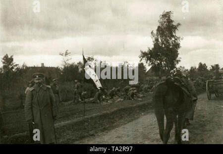 Auf der linken Seite, belarussische Amtsträger der sogenannten Westen Russischen Befreiungsarmee. Die Soldaten der Freikorps 'Eisernen Divison" zusammen mit der Russischen Armee gegen die Bolschewiki kämpften. Stockfoto