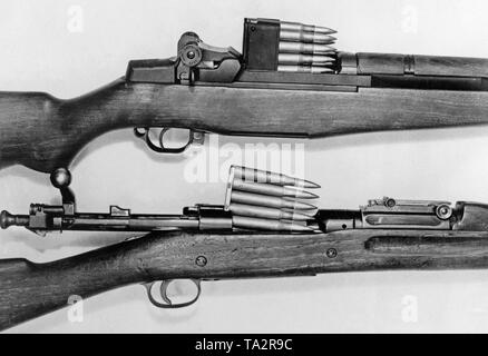 Oben: M1 Garand, autoloading Gewehr (halb-automatische) mit einem 8-Schuss Magazin. Unten: Springfield M1903, wiederholend Gewehr mit 5-schuss Magazin. Stockfoto