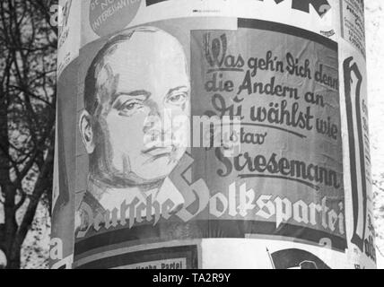 Ein Wahlplakat der DVP (Deutsche Volkspartei) für den Reichstag Wahl 1928 zeigt das Gesicht von Gustav Stresemann, der Vorsitzende, und auf der rechten Seite heißt es: "Was kümmert es euch, sie Stimmen wie Gustav Stresemann". Stockfoto