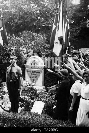 Im Alter Garnisonfriedhof Hasenheide am Columbiadamm in Berlin-neukölln, ein Gedenkstein wurde der Hitlerjunge, Hans Hoffmann, der am Lausitzer Platz in Kreuzberg am 17. August getötet wurde, geweiht. Stockfoto