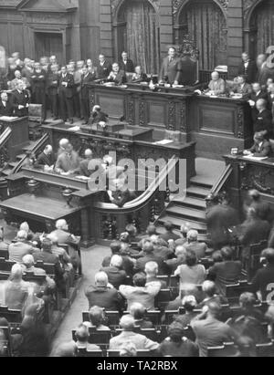 Reichstag Präsident Hermann Göring (oben) öffnet die erste Reichstag Sitzung nach den Reichstagswahlen im Juli. Bundeskanzler Franz von Papen (auf der linken Seite, vor der Regierung, Bank), wurde der Mißtrauensantrag, der mit überwältigender Mehrheit verabschiedet wurde. Stockfoto