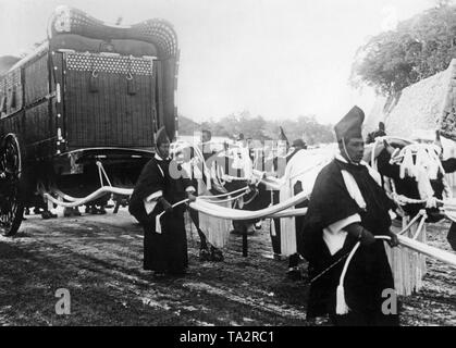 Der Körper der japanischen Taisho Yoshihito), die am 25. Dezember 1926 starb, ist durch die Straßen in einem großen ox-Wagen. Stockfoto