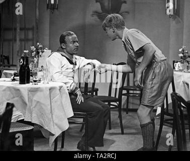 Heinz Ruehmann wie Heini Jaeger in der Komödie "Drei Bluejackets und eine Blonde", Regie: Carl Boese. Alle drei Jungen verlieben mit einem blonden Mädchen. Stockfoto