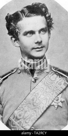 Dieses Foto zeigt Ludwig II. im Bayerischen Offizier Uniform als Kronprinz, ein Jahr vor seiner Übernahme. Nach seiner Aussage am 9. Juni 1886, sein Onkel Luitpold übernahm, als Prinz Regent, der staatlichen Angelegenheiten des bayerischen Königreiches. Durch seine Tätigkeit als Erbauer von vielen bekannten bayerischen Schlösser, König Ludwig II. erhielt den Spitznamen "Märchenkönigs". Stockfoto