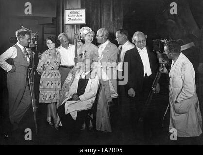 Aufnahme der ersten all-night Sound Film "Ich habe sie geliebt', von Rudolf Walther-Fein geleitet. Von links: Kameramann Frederik Fuglsang, Trude Berliner wie Edith Karin, Direktor Rudolf Walthter-Fein, Walter Jankuhn als Otto Radney, Hans Conradi (Herausgeber), Karl Glasplatte als Chief Director Lechner und Komponist Werner Lamberti. Der Film wurde von Aafa-Film AG in Berlin erstellt. Im Hintergrund ein Warnschild: "Achtung! Größte Stille, Klang der Aufnahme". Stockfoto