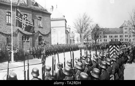 Präsident des Senats und der NSDAP-Politiker Arthur Greiser Auszeichnungen eine neue Flagge für die Wasserschutzpolizei von Danzig in der Baracke Hof Der Leib-Husaren Kaserne (links). Stockfoto