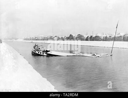 Eine Kohle Lastkahn von der Französischen ergriffen wurde bewusst von der Schiffer auf dem Rhein-Herne-Kanal versenkt weitere Transporte von Booten, um zu verhindern, dass Frankreich (Undatiertes Foto). Stockfoto