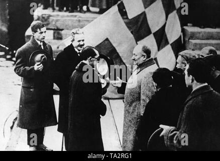 Foto von der Begegnung der Volkskommissar Georgij Cicerin Vassilievich (Mitte rechts) mit dem türkischen Außenminister Tewfik Rushdi Bey (Mitte links) in Odessa. Diese Besprechung über auswärtige Angelegenheiten fand in den 1920er Jahren. Stockfoto