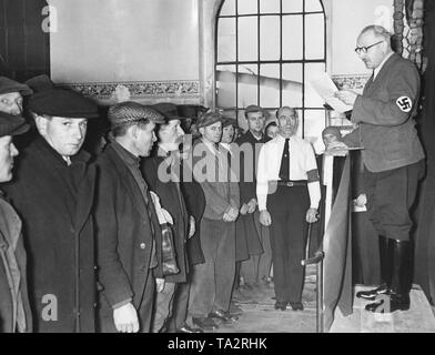 Vor der bevorstehenden Sudetendeutsche Nachwahlen, Es ist eine Firma, die namentlich in der Grube "Richard". Der Vorsitzende der Gesellschaft erinnert die Mitarbeiter von der Bedeutung der Wahlen. In der Volksabstimmung, abgegebenen Stimmen über die Annexion des Sudetenlandes an das Deutsche Reich. Stockfoto