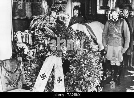 Kranzniederlegung am Grab des unbekannten Soldaten in der Krypta der Gefallenen des Alten Rathaus in Prag. Sechs Generäle der Wehrmacht stehen Spalier am Grab. Seit März 1939 sind die Gebiete von Böhmen und Mähren hatten unter deutscher Besatzung wurde. Stockfoto