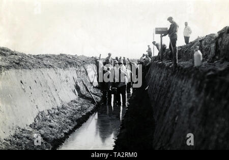 Männer des FAD auszugraben ein Waschbecken mit einem spitzen Haken und Schaufel (Undatiertes Foto). Stockfoto