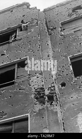 Foto von leichten und schweren calibered Einschusslöcher auf einer Hausfassade in Oviedo mit Maschinengewehr und Artillerie Feuer im Jahr 1938 ausgelöst. Stockfoto