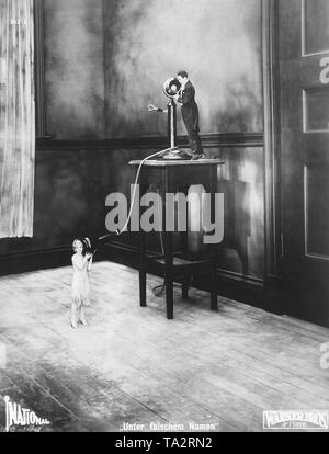 Foto einer Konstruktion der Animation' Wolf's Kleidung" von 1927, unter der Regie von Roy del Ruth. Hier, Schauspieler Monte Blue als Barry Baline und Patsy Ruth Miller mit einem Telefon wie Minnie Humphrey. Übergroße studio Utensilien waren, die verwendet werden, um die Akteure scheinen kleinere für die Dreharbeiten. Der amerikanische Filmemacher und die Unterhaltung Firma Warner Bros. Mit dieser Animation zu rühren. Stockfoto