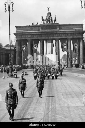 Foto von Major General Wolfram Freiherr von Richthofen (vorne links) an der Spitze seiner Truppe während ihrer März über den Pariser Platz (Unter den Linden) nach Osten Richtung Lustgarten anlässlich der Parade auf die Rückkehr der Legion Condor in Spanien am 6. Juni 1939. Im Hintergrund das Brandenburger Tor mit Hakenkreuzfahnen und der Spanischen Bandera. Am Horizont der Ost-West-Achse (ehemalige Charlottenburger Chaussee). Stockfoto