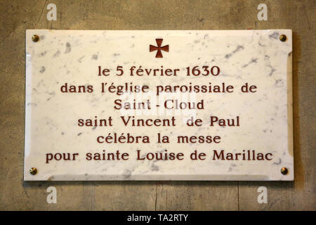 Le 5 février 1630, dans l'église paroissiale de Saint-Cloud, Saint-Vincent de Paul célébra la Messe gießen Sainte-Louise de Marillac. Plakette murale. Stockfoto