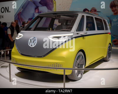 BARCELONA, SPANIEN - 11. MAI 2019: 2022 Volkswagen I.D. Buzz am 100 Jahre Automobil Ausstellung Stockfoto