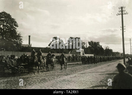 Im Oktober 1919, Soldaten der Freikorps 'Eiserne Division" geben mit einer Parade in Thorensberg, einem Stadtteil von Riga, im Mai erobert wurde. Stockfoto