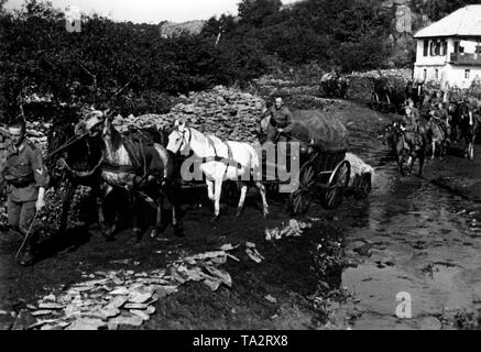 Ein deutscher Versorgung Spalte überschreiten eines Ford am Eingang eines Dorfes in der donetz Gegend in der Nähe von Goroditsche. Kriegsberichterstatter: Lohrer. Stockfoto