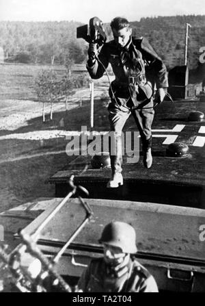 Der deutsche Film Reporter auf den Dächern eines gepanzerten Zug an der Ostfront. Foto: kriegsberichterstatter Lessmann Stockfoto