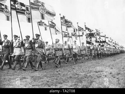 Auf der Karthause in der Nähe von Koblenz, mehr als 120.000 Mitglieder der Stahlhelm, März bis und eine Demonstration. Hier ist eine Flagge März. Stockfoto