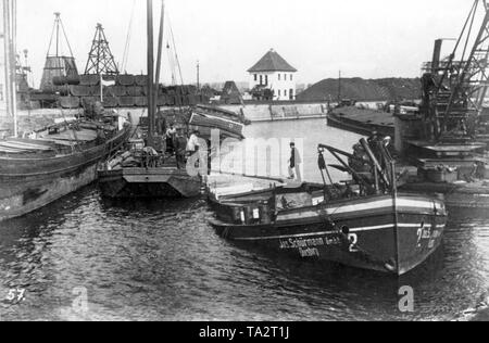 Französische Taucher versuchen eine In-tank-Kohle Barge zu heben, während auf der linken Seite ein Taucher erhält in das Wasser (Undatiertes Foto). Stockfoto