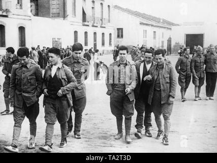 Foto von einer Gruppe von gefangenen Soldaten, die zuvor auf der republikanischen Seite in Salamanca, Kastilien und Leon, Spanien gekämpft haben, während des Spanischen Bürgerkriegs (1936-1939). Die Wächter nicht gesehen werden kann. Die Soldaten tragen uniform Jacken, Hosen, und einfache Baumwolle Schuhe mit geflochtenem Hanf Sohle (sogenannte espadrilles). Stockfoto