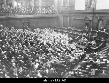 Nach der erzwungenen Wahlen vom September 1930, der neu zu konstituierenden Reichstag traf sich zu der ersten Sitzung einen Monat später. Alterspraesident (Präsident von dienstalter) eröffnete die Sitzung, in der das Bild in ihre braunhemden Links, der 107 Abgeordneten der NSDAP. Stockfoto