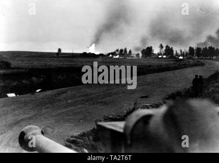 Blick auf das brennende Dorf wie aus einem Deutschen Kanone an der Ostfront gesehen. Foto der Propaganda Firma (PK): kriegsberichterstatter Dreyer. Stockfoto