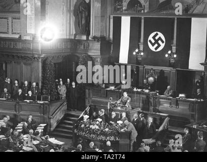 Auf seiner letzten Sitzung am 18. Mai 1933, die Preußischen Landtags, mit Blumen Hakenkreuz und schwarz-weiß-rote Fahnen, mit dem Ermächtigungsgesetz gestimmt, die de-facto-Auflösung ausgestattet. Das Bild zeigt die Rede des preußischen Ministerpräsidenten Hermann Göring, hinter ihm auf den Präsidentenstuhl der Präsident des Landtags und der preußische Justizminister Hanns Kerrl (NSDAP). Links im Bild auf die Regierung Bank von Links nach Rechts: Bildung und Kultur Minister Dr. Bernhard Rust (NSDAP, mit Hakenkreuz Armbinde), Dr. Johannes Popitz (unabhängige) und Arbeits- und Wirtschaftsminister Dr. Stockfoto