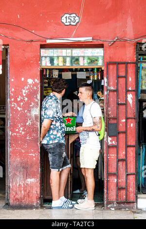 Havanna, Kuba - vom 25. Juli 2018: Zwei Männer in der Tür stehen, ein Schaufenster in der Altstadt von Havanna, Kuba. Stockfoto