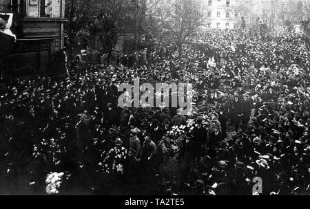 Trauerzug für die USPD-Politiker und Bayerischen Ministerpräsidenten Kurt Eisner. Am 21.02.1919 Eisner ermordet wurde von den Studenten Anton Graf von Arco auf Valley aus dem Umfeld der Thule-gesellschaft. Auf der Trauer Schleife auf der linken Seite in der Bild steht: "Die ehrlichen Deutschen'. Eisner war der Führer der Novemberrevolution in München und verkündete die Bayerische Republik einem freien Staat. Die Versammlung der Arbeiter und Soldaten Räte wählten ihn als Bayerischer Ministerpräsident. Stockfoto