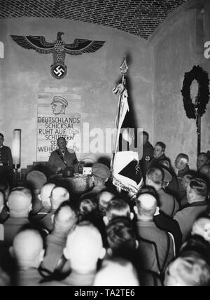 Der Führer der Nationalen sozialistischen Allianz der Roten Front-Fighters (Stahlhelm), Franz Seldte, hält eine Rede zur Eröffnung in Frankfurt (Oder) vor der Mitglieder der Landesgruppe Ostmark auf der neu gebauten "orozowicz-Gedenkhalle' ('Morozowicz Memorial Hall") in Erinnerung an den verstorbenen Führer der Stahlhelm in Brandenburg, elhard von Morozowicz. Unter der Zeichnung ist der Slogan: "Das Schicksal Deutschlands ruht auf den Schultern seiner defensiven Jugend!" Stockfoto