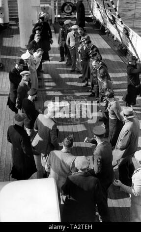 Urlauber Spielen shuffleboard an Bord des Kreuzfahrtschiffes t. Louis' der NS-Organisation "Kraft durch Freude" ('Stärke durch Freude'), die sich auf Madeira gebunden war. Stockfoto