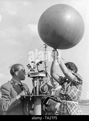 Einer der Teilnehmer der Lufthansa First Flight Attendant Training mit einem wetterballon an einer Schulungsveranstaltung am Berlin Tempelhof Wetterstation. Stockfoto