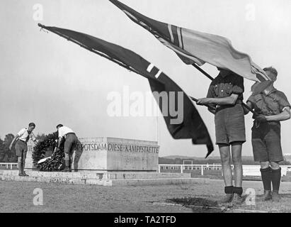 Jugendgruppen und ihre Führer legen Kränze am Denkmal für die Toten des Ersten Weltkriegs im Stadion von Potsdam. Stockfoto