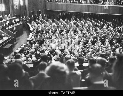 Blick auf das Plenum des Reichstages in der ersten Sitzung nach der Wahl im November 1933, seitdem nur mit NSDAP-Mitglieder. Stockfoto