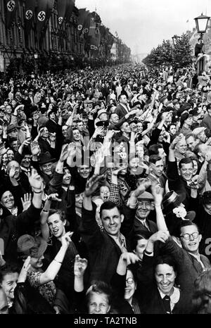 Die Menschen jubeln während der Parade der deutschen Truppen nach dem Ende der militärischen Kampagne in Frankreich in Unter den Linden, Berlin. Stockfoto