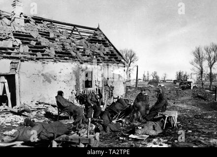 Während einer Pause in der Brandbekämpfung, SS gepanzerte Infanteristen erholen vor einem Zerbombten Haus am Don. SS-Foto der Propaganda Firma (PK): kriegsberichterstatter Neumann. Stockfoto