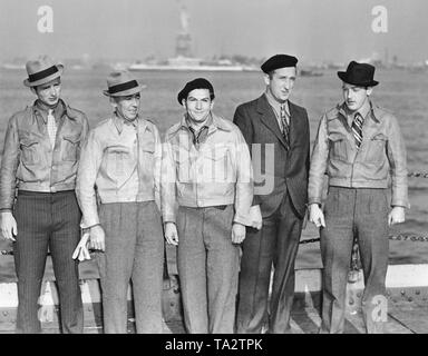 Foto von fünf amerikanischen Kämpfer im spanischen Bürgerkrieg von der Internationalen Brigade auf dem Deck des Frachters "Exiria" kurz vor ihrer Ankunft im Hafen von New York am 17. März 1940. Die Männer wurden von spanischen Truppen während des Spanischen Bürgerkriegs gefangen und hatte kurz vor freigegeben worden. Von links nach rechts: Rudolph O'Para, Clarence Blair, Cohn Haber, Anthony Kerhlicker, Larry Doran links. Im Hintergrund die Freiheitsstatue. Stockfoto