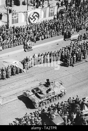 Militärparade anlässlich des Führers birthay in Prag. Die Reich Protector von Böhmen und Mähren, Konstantin von Neurath, steht in der VIP-stand und grüßt die vorbeifahrenden Panzer. Stockfoto