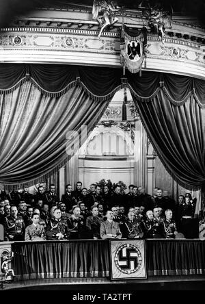 Adolf Hitler in der "Führer Loge" der Staatsoper Unter den Linden in Berlin während der Zeremonie anlässlich der Heldengedenktag ('Tag des Gedenkens an die Helden"). Auch auf dem Bild (von links nach rechts): Wilhelm Reinhard, Hanns Kerrl, Graf Schwerin von Krosigk, Joseph Goebbels, Philipp Bouhler, Wilhelm Keitel, Bernhard Rust, Heinrich Himmler, Erich Raeder, Viktor Lutze, Otto Meissner, Adolf Hitler, Wilhelm Ohnesorge, Walther von Brauchitsch, Adolf Huehnlein, Hans-Jürgen Stumpff, Hanns Oberlindober und Fedor von Bock. Stockfoto