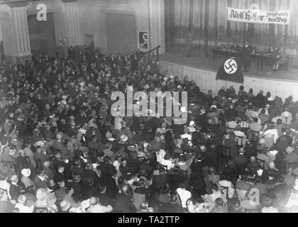 Eine Rede ist vor Publikum auf einer Tagung der NSDAP in der Berliner Hasenheide statt. Das Banner lautet: "Adolf Hitler zeigt Ihnen den Weg'. Stockfoto